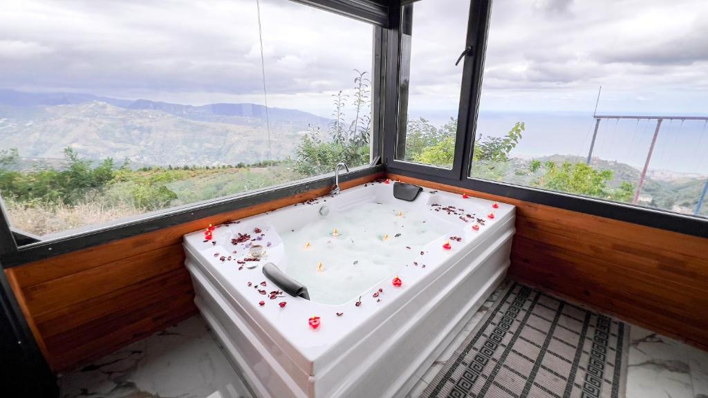 Trabzon jakuzili bungalov manzarası