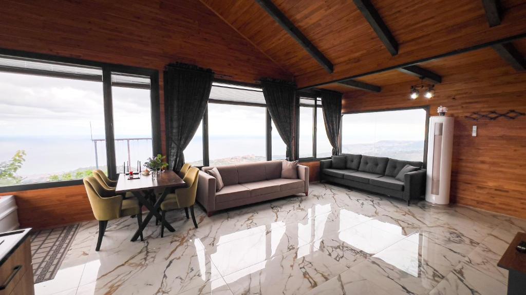 Deniz ve Doğa Manzaralı Jakuzili Bungalov
