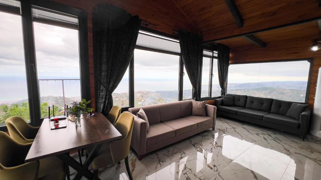 Deniz ve Doğa Manzaralı Jakuzili Bungalov
