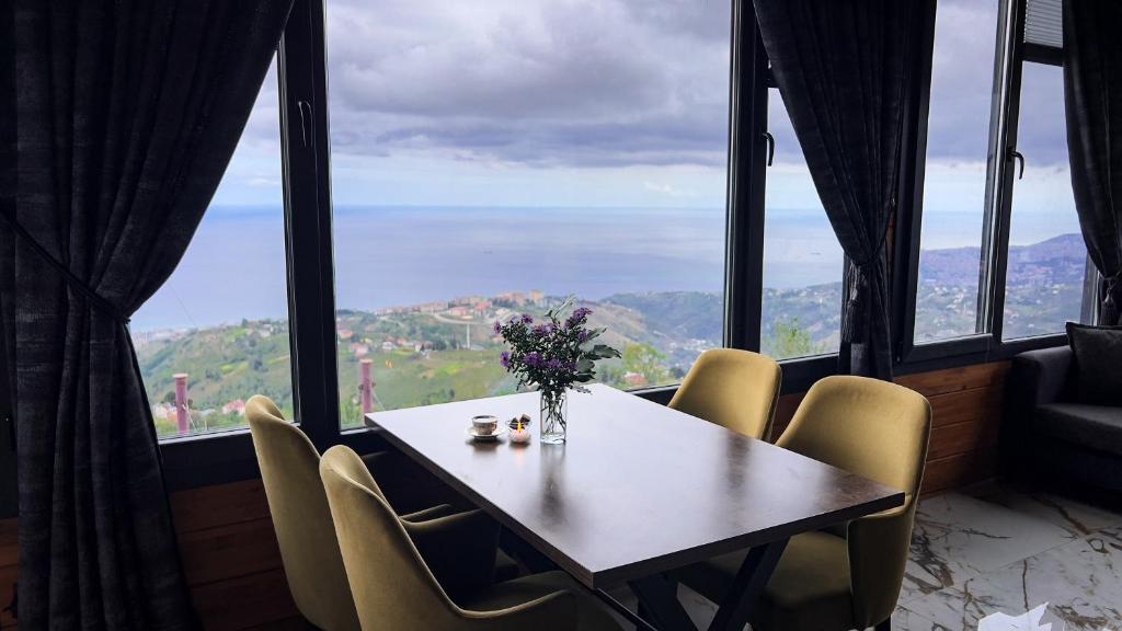 Deniz ve Doğa Manzaralı Jakuzili Bungalov